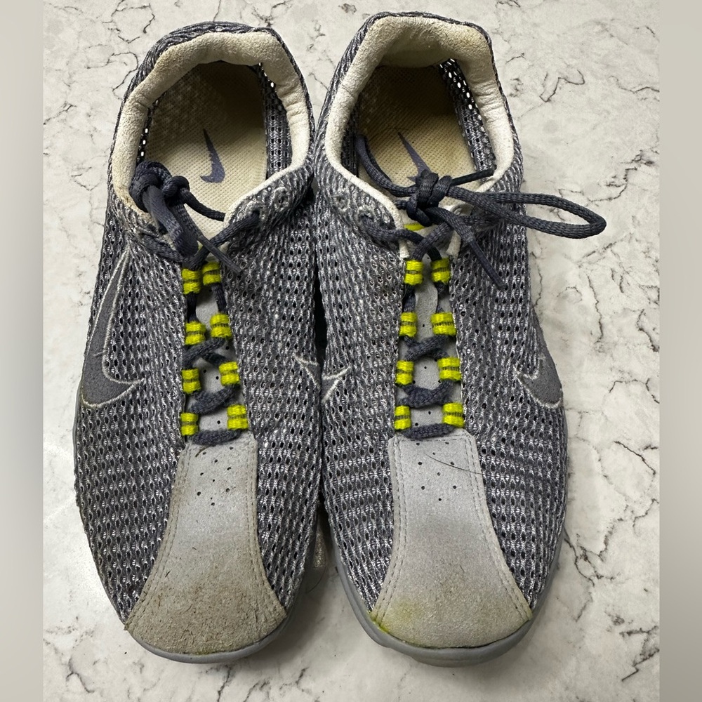 Nike Dayfly Women's 6.5 Sneakers Grey with Green Accents Lightweight Mesh